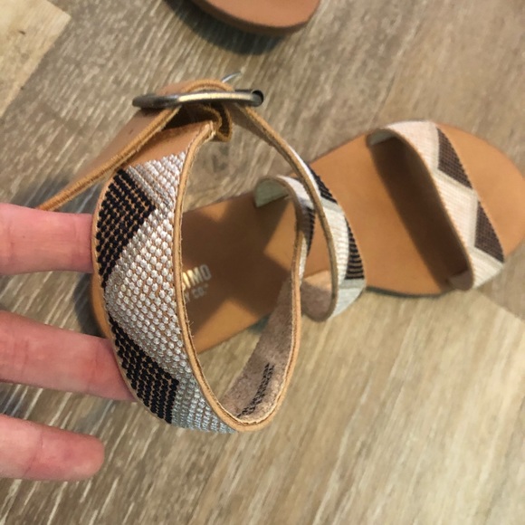 Cross-stitch sandals - Picture 4 of 5